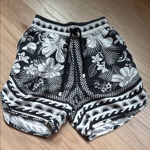 FARM Rio Black and White Floral Geometric Shorts Macau - Small